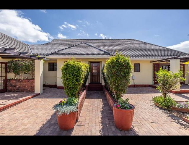 5 BEDROOM HOUSE FOR SALE IN BERGVLIET